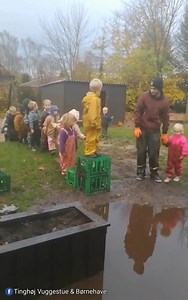 Zawsze podobało mi się podejście w skandynawskich przedszkolach i żłobkach pełne swobody, zaufania i wspólnego odkrywania świata. Chciałbym, żeby u nas też dzieci mogły doświadczać takiej naturalności i radości na co dzień. Co o tym Myślicie?🤚 | Damian Żurawski