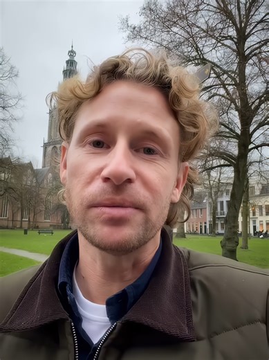 Veel van jullie hadden het goed... jij ook? Dit is de plaats waar Ewout naartoe gaat voor de nieuwe Bureau-serie! 👮‍♀️ #raden #EwoutGenemans #Politie #misdaad #crime De Bureau-series hebben Ewout Genemans al naar verschillende plaatsen in Nederland gebracht, zoals Maastricht, Utrecht en Rotterdam. Hij loopt hierin een half jaar lang mee met de politie. Deze series geven een uniek kijkje achter de schermen van het politiewerk en laat de mens achter het uniform zien. Kijkers volgen agenten tijden