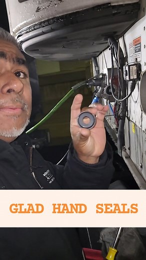 Replacing Glad Hand Seals 🇭🇳👍🏽😎👍🏽🇭🇳 . #quiendijomiedo #qdm #juniorhn #catracho #juniorhonduras #truck #otr #trucking #trucktraining #truckingstudent #truckdrivingstudent #junior #neverbrokeagain #otrdriver #prime #primeinc #primetime #entrenamiento #honduras #primeterminal #cdldriver #cdltraining #cdljobs #español #youtube #psd #tnt #primestudentdriver #cdl | Junior HN