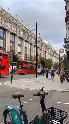 London’s Famous Oxford Street – Iconic Selfridges View 🇬🇧✨!#shorts #travel #city