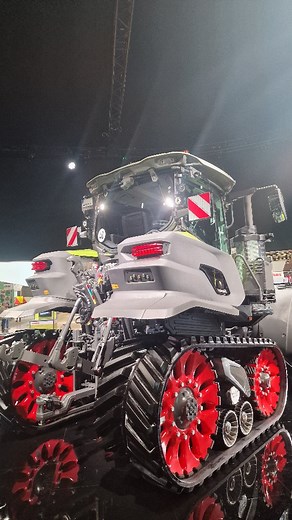 40 reactions | TRAKTOR ROKU 2026 w kategorii High Power - CLAAS AXION 9.450 TERRA TRAC. O szczegółach opowiada Damian Narojczyk z CLAAS Polska. #rolnictwo #nowosc #CLAAS #Agritechnica #traktor | ORolnictwie | Facebook