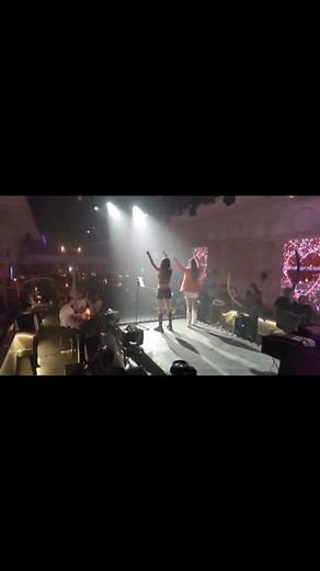 Kryptonite Live Band 真的非常非常很有气氛，我好喜欢看他们的演出，他们现在应该是常驻在Pantheon KL，诚意推荐给大家 🥰 | Mia Lee