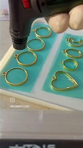 Tutorial of how to make resin pendant at home