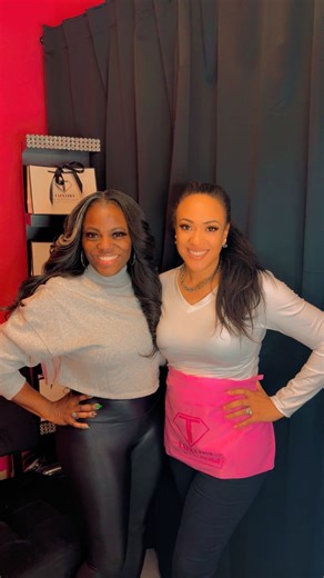 LaToya Kelly on Instagram: "This might sound unconventional to some… and that’s okay. I do not use leave-in conditioner or wash-out conditioner in my clients’ hair—especially for straight styles like this one. I didn’t use it in cosmetology school over 10 years ago, and I still don’t use it today. Why? Because heat + excess product is not a combination I personally stand behind. Conditioner isn’t “bad.” It just isn’t necessary for every texture, every style, or every method. This client is weari