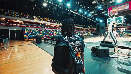 If you want to know the definition of a vibe, pull up to a @London Lions game😉 🎥: @𝚁𝚊𝚍𝚊𝚛🎥 #basketballtiktok #ukbasketball #blowthisupforme #sportsdj #dj Featuring: @Huncho Stan @patsy rae ♡