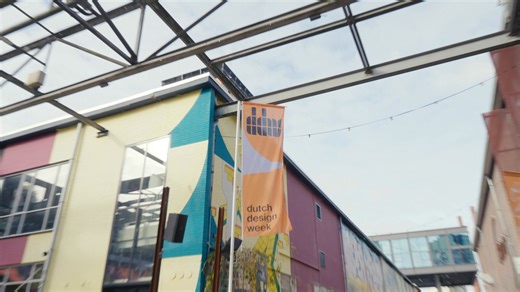 Tijdens Dutch Design Week 2025 is de Red Box een plek waar maatschappelijke thema’s als gelijkheid, gezondheid en zichtbaarheid centraal staan. Maar wat deze ruimte letterlijk draagt, is minstens zo krachtig: de vloer. 🔴 Hier ligt de DESSO Solid & DESSO Shape collectie, ontworpen door Studio Stefan Scholten. Deze tapijttegels zijn niet alleen duurzaam en recyclebaar, maar ook uitgesproken in vorm en kleur. Ze geven de ruimte karakter en ondersteunen het verhaal dat hier verteld wordt. Een vloer