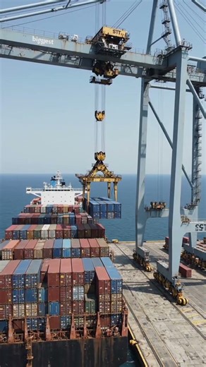 "Watch one of the biggest powerful crenes safely offloading containers on a ship|#heavy machinery
