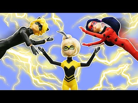Marinette y Adrien luchan contra la Reina Aguijón. Juegos con muñecos.