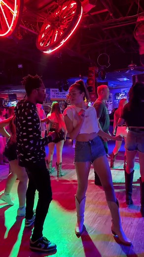 MMM BOP LINEDANCE 🥶 I missed @Tatia D and @Emily Considine 🥺 and someone tell @Smurphy3 to come back too 🫱🏼‍🫲🏾#dance #linedance #knoxville #tennessee #itsaparadeinsidemycityyeaaah #cottoneyedjoe #comedancewithus #fyp #extraasf #fyp #mmmbop #tutorial #nashville