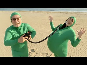巨大水風船2Lを全身タイツの中に入れて海で割れるまで膨らませてみた！Balloon Pop Water Panic in the Beach Part3