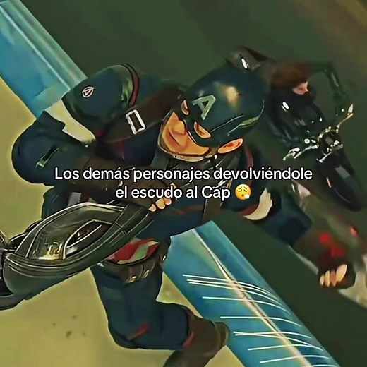 Capitán América recibe su escudo de Hawkeye
