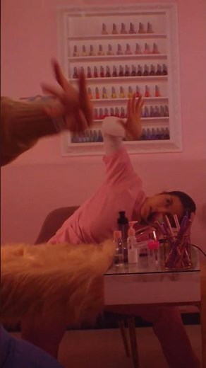 The nail salon becomes the dance floor💅🏼
