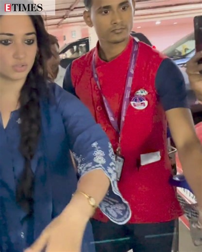 Tamannaah Bhatia politely requests paparazzi to give her space, saying 'Udhar jahag nahi hai' as she tries to reach her car amidst the media frenzy. #TamannaahBhatia | ETimes