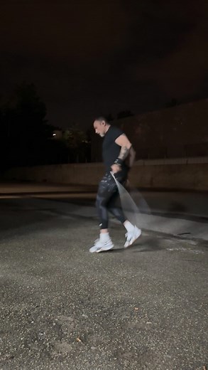 Créer une routine équilibrée 💪 Voici un exemple de routine quotidienne qui peut t’aider : Le Matin 1. 5h00-7h00 – Temps pour soi (Sport) : Réveil tôt pour une séance de sport (course, yoga, fitness à la maison). Cela permet de démarrer la journée avec énergie. 2. 7h00-8h00 – Préparation et gestion des enfants : Préparer le petit-déjeuner, aider les enfants à se préparer pour l’école. Journée de travail 3. 8h00-9h00 – Déposer les enfants et déplacement : Amener les enfants à l’école, puis te ren