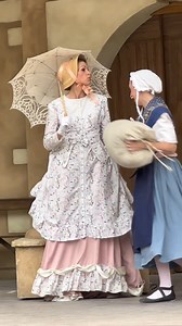 🪻🎭 La Provence de Frédéric Mistral et d'Alphonse Daudet : à (re)découvrir à travers 4 pièces de théâtre tirées de leurs plus belles oeuvres au parc de loisirs historique Rocher Mistral, situé entre Salon et Aix-en-Provence ! Ces saynètes vous plongent dans un univers où l’accent chante, où les passions s’enflamment, et où l’on rit comme dans les veillées d’autrefois... Un rendez-vous vibrant avec l’âme provençale, dans un cadre hors du temps, au pied du château millénaire de La Barben. 🏰 🎟️ 
