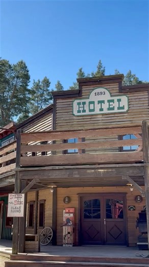 „Hotel Room-Tour“, auf diesem Video: kleines Zimmer für zwei Personen.📍Übernachtung im El Dorado Templin. Und auch haben wir auf YouTube ein etwas längeres Video als hier (link in Profil)#eldoradotemplin #übernachtung #Eldorado #westernstadt #familienausflug #uckermark #templin #freizeitpark #happy #brandenburg #wochenende #abenteuer #familie #travel #wildwest #country | El Dorado Templin