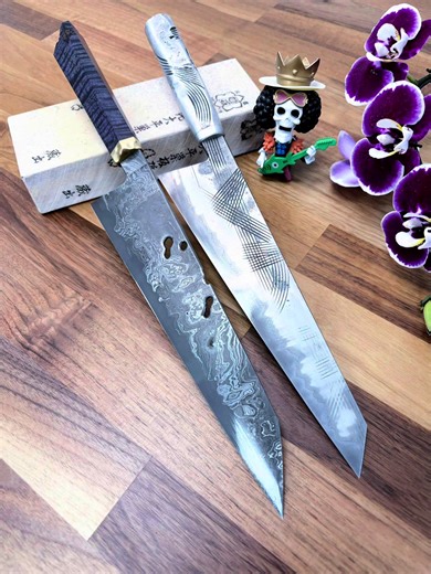 --- Certaines lames n’ont pas besoin de briller, elles viennent déjà du temps. Les détails font toute la différence.Ce n’est pas la matière,ce n’est pas la réputation,et encore moins un marketing de pénurie trop calculé. Ce sont ces choses discrètes qu’on remarque à peine :un emballage soigné,une protection bien pensée, le respect évident accordé à la pièce. La vraie différence se joue là où personne ne regarde en premier. Le temps amplifie les détails, l’usage les met à l’épreuve, et même les r