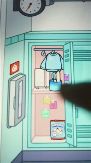 Decorating my locker💅🏻😌