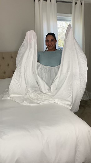 Super easy way to fold fitted sheet #foldinglaundry #foldingclothes #foldinghacks | Lennia McCarter