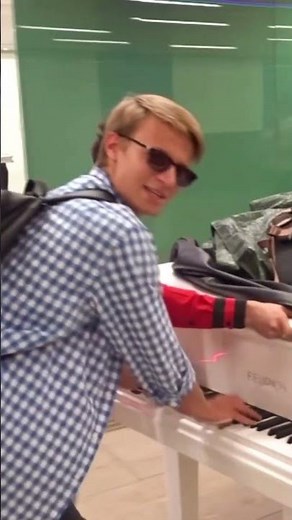 ROLLING PUBLIC PIANO in Subway Station (WTF?) 😆