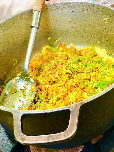 Préparation du traditionnel "Achard de légumes" de la Réunion. Avec Jacky Le Far Far Kréol Ingrédients : -huile de tournesol -oignon émincé -Ail, sel, poivre, gingembre et cumin pilés -curcuma (appelé safran péï) -chou blanc, carottes, haricots verts, gros piments -vinaigre blanc pour déglacer | Je cuisine créole