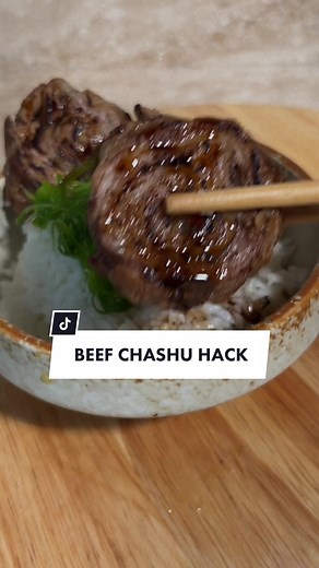 Mau CASHBACK 25K?? Masukin voucher code: KKXMARIA 250gr Beef shortplate: Tabur black pepper Gulung & ikat dengan tali kasur. Tabur dengan tepung serbaguna. Tumis: • 1 bonggol Bawang putih • 4 slice Jahe • 2 batang Daun bawang • 2 Jamur shitake kering • 1/2 Bawang bombay • Daging beef Saus: • 1/4 cup Kecap asin • 1/4 cup jus / air apel • 2sdm Kecap ikan • 3sdm Gula • Lada secukupnya • 800ml air #adakingkong #foodtiktok #chashuramen #japanesefood #foodhack #asianfood #masakdaging #resepdagingsapi