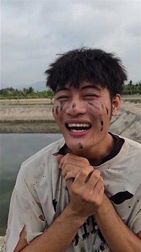Người mẹ nghèo đôi vai gầy gánh cả tương lai #shorts #kindness #mother