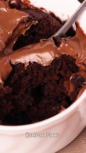 Enjoy a quick and delicious chocolate mug cake in just a minute! 🍫🎉 1. **Ingredients:** - All-purpose flour: 2 tbsp - Baking powder: 1 tsp - Cocoa powder: 1 tbsp - Sugar: 1 tbsp - Vegetable oil: 1½ tbsp - Milk: 3 tbsp - Nutella (or chocolate chips): 1 tbsp 2. **Instructions:** - Combine all the dry ingredients in a mug: flour, baking powder, cocoa powder, and sugar. - Add the wet ingredients: vegetable oil and milk. Mix well until smooth. - Stir in Nutella or chocolate chips. 3. **Microwave:**