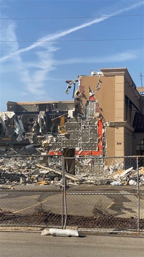 🏗️Demolition is underway at the site of the former Juicy-O and then Stacks restaurant at 844 S. Route 59. 🍽️Taking its place will be Naperville's second Guzman y Gomez location. The new business in Fox River Commons will include a drive-thru and patio area. ➡️Learn more here: https://www.nctv17.org/news/guzman-y-gomez-planning-second-naperville-location/ | Naperville Community Television (NCTV17)