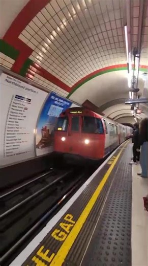 Bakerloo line arriving at piccadilly circus [ shout out to my friend who did this video for me]