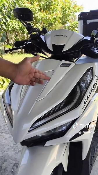 Fairings Front Cover Headlight Assembly Removal Disassembled Honda Click Pagbaklas #disassembly #fairings #fairingsdissamble #removal #motor #motorcycle #hondaclick125i #hondaclick150 #burgmanstreet125 #LearnItOnTikTok #learnontiktokph #aerox #yamaha #sniper #mio #tips #hondaclick160 #motorcycles #nmax #tips #grabfood #foodpanda #angkas #joyride #delivery #moto #hondamotorcycles #suzuki #rusi #trip #maintenance #DIY #click #fi #honda #keeway #sym