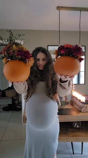 35-week twin pregnancy update 🥰 I can't believe another week went by! Babies are about the size of small pumpkins 🎃🎃 They weigh about 2.4kg each and are 46cm from head to toe. 🥰 I gained 13kg so far, that is about 28 pounds. I don't check my weight often, but I get lots of messages asking about it. I think as long as you feel good and babies grow well, weight doesn't matter at all. This week, I found the way to get rid of heartburn. Glass of water with few drops of lemon juice 30 minutes bef