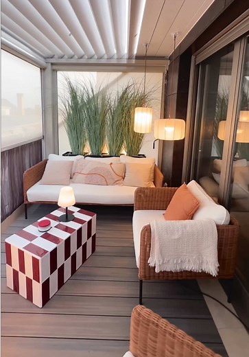 Tu terraza necesita esto En menos de 30 minutos puedes cambiar por completo el ambiente de tu terraza o balcón sin obras ni instalaciones complicadas. Es de esas mejoras que parecen pequeñas pero que cambiarán tu terraza. Y lo mejor es que puedes ponerlas y recogerlas en un momento. ✨ ¿Las pondrías en tu terraza? Todo lo que he comprado es de cadena 88, la ferretería que tengo al lado de mi estudio. Os dejo los modelos: Luz de sobre mesa recargable exterior 16,5 x h.30 cm. Referencia 555R1502 Lu