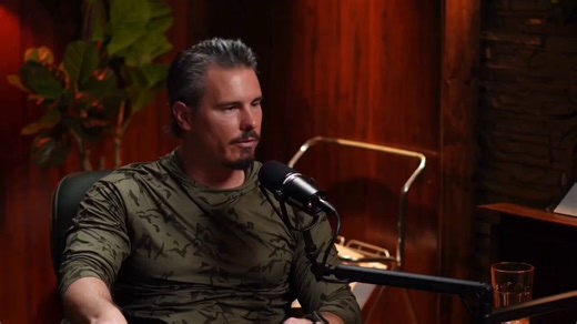 アフガニスタンの戦地で、米軍の捜索チームが遭遇したとされる規格外の生物について、驚くべき証言が浮上しています。報告によると、行方不明になった偵察部隊を捜索していたチームが洞窟の入り口付近で全滅した部隊を発見し、そこには赤髪で青白い肌をした巨大人型生物がいたといいます。この生物は身長が10〜12フィート（約3〜3.6メートル）と推定され、両手足の指が6本ずつあり、その肉体は岩やレンガのように硬く筋肉質でした。足のサイズは兵士のブーツの2〜3倍もあり、C-130輸送機に積み込む際の最終的な計測では、体重が1,100ポンド（約500キログラム）に達したとされています。ティム・アルベリーノはこの遺体を実際に運搬した米兵からの詳細な証言を伝えており、戦地で隠蔽された異様な事件として注目を集めています。