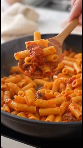 Spicy Beef and Bell Pepper Pasta Ingredients: 250 g short tube pasta (rigatoni, penne, or elbows) 2 tablespoons olive oil 250 g ground beef 1 small onion, finely chopped 1 green bell pepper, diced 1 small carrot, thinly sliced 2 cloves garlic, minced 1 cup tomato sauce or passata 1/2 cup water or beef broth 1 teaspoon paprika 1/2 teaspoon dried oregano 1/4–1/2 teaspoon chili flakes or hot pepper sauce (to taste) Salt and black pepper, to taste 1 fresh chili pepper, for garnish (optional) #SpicyB