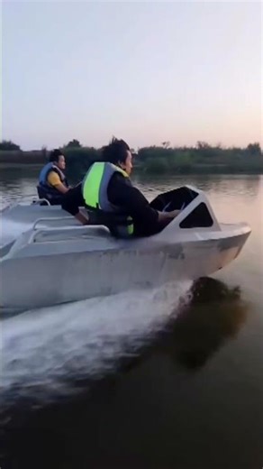 Who wouldn't want a mini jet boat like this?Tag your best bro to buy you one, DM me to order now!