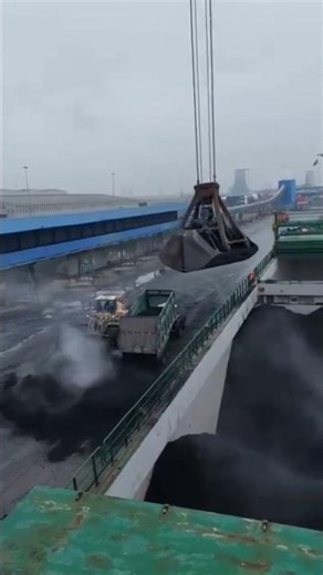 Loading by Crane Clamshell #shortvideo #crane #clamshell