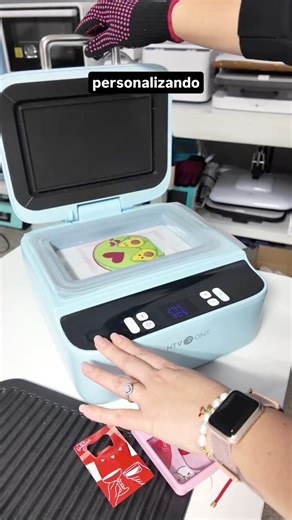 Leslie Galloza | Handcrafted Items!🇵🇷🇺🇸 on Instagram: "Crees que esta máquina es solo para cover de teléfonos? Déjame mostrarte lo que puedes hacer 😍 . . Code: coco (For standard kit A & standard kit B=$120 OFF) Code: phone130 (For beginner kit & start-up kit=$130 OFF) Valid period: 1.22-2.17 . #cocoprintdesign #HTVRONT #valentines2026 #valentinesgifts @htvront @cassieelizabeth_htvront"