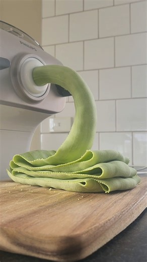 Making Spinach Lasagne Sheets with the Philips Pasta Maker #greenpasta #spinachpasta #homemadepasta