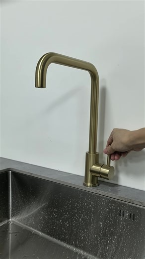 The classic style with brushed gold seems to give it a fashionable atmosphere.#faucet #homeimprovement #kitchen#kitchenfaucet #kitchenupgrade