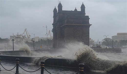 Cyclone Montha Effect On Mumbai: Thunderstorms, Gusty Winds Lash City & Coastal Maharashtra