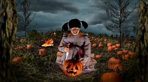 Haunted Hill Farm Hartley The Sitting Scare Clown by Tekky, Motion-Activated Talking Jump-Scare Halloween Animatronic for Halloween Party Prank Decoration, Plug-in or Battery Operated Halloween Props