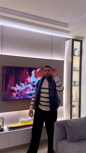 Fabrika Line on Instagram: "👑 PACK LHAJ SOLTAN L’allure royale pour votre intérieur ✨ 📺 Panneau TV design avec LED & cheminée vapeur 🚪 Entrée bois + commode + miroirs lumineux ✨ Séparation high gloss moderne 🖼️ Moulures raffinées & finitions premium 🛏️ Tête de lit chic effet bois 🚶‍♂️ Couloir décoré double cadrage 💰 8999 DT – posé & livré 🇹🇳 Fabrika Line | Décoration haut de gamme 📍 Jardin Manzah 2 📞 56 602 434 / 56 333 397 FabrikaLine #PackLhajSoltan #DecorationTunisie #DecoLuxe #des