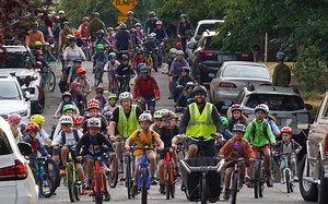 VIDEO: Idee pentru Cluj: Bike Bus - „autobuzul pe biciclete” care poate schimba drumul spre școală. Cum şi unde funcţionează