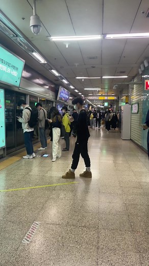 잠실역 문워크남 🤣 #라이징히어로 #문워크
