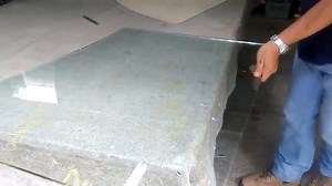 Ele usa MARTELO para cortar o vidro! Créditos: canal julio grande #engenharia #construção #engineering #engineer #construction | Meia Colher