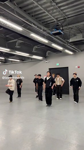 힙합 스텝 큼지막이 밟지 특출난 게 특기😎 #특챌린지 #S_Class_Challenge #StrayKids #스트레이키즈 #5_STAR #특 #S_Class #StrayKidsComeback #YouMakeStrayKidsStay