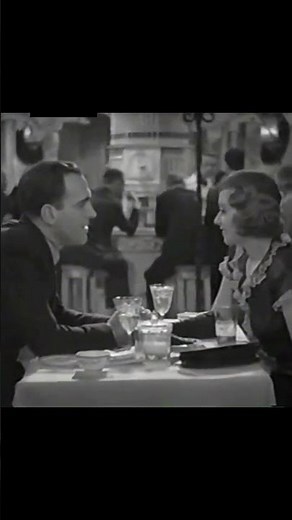 A rotating bar and consuming alcohol?😬Pat O'Brien & Joan Blondell in I've Got Your Number (1934)