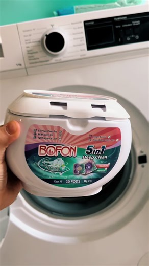 Diese 5-in-1 Waschmittel-Pods bieten eine intelligente All-in-One-Lösung für deine tägliche Wäsche. Ein einziger Pod übernimmt den gesamten Waschprozess – ganz ohne Abmessen, Kleckern oder zusätzliche Produkte. ✨ 5-in-1 Power: ✔️ Tiefenreinigung ✔️ Farbschutz ✔️ Weichheit ✔️ Entfernung von Schimmel & Milben ✔️ Langanhaltender Frischeduft Die Pods lösen sich vollständig bereits bei 20 °C auf und hinterlassen keinerlei Rückstände. Dadurch sind sie ideal für Energiesparprogramme und kurze 15-Minute
