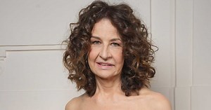 Valérie Lemercier canon en bustier tartan, jupe droite et duo sandales métallisées-chaussettes roses